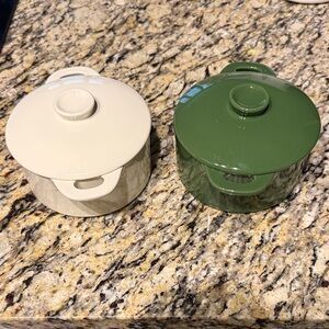 Broc Your Body
Mini round ceramic 
Oven, microwave, freezer and dishwasher safe